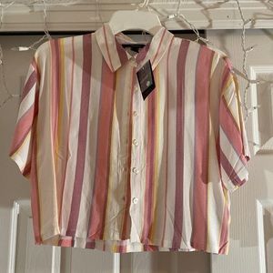 Size S cropped collared shirt